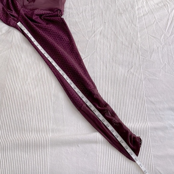 Lululemon Plum Patterned High Rise Mesh Tights Size 8 - Picture 8 of 8